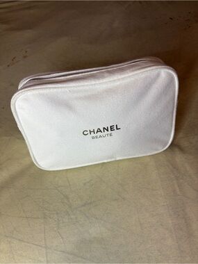 CHANEL Beauté White Cosmetic Pouch